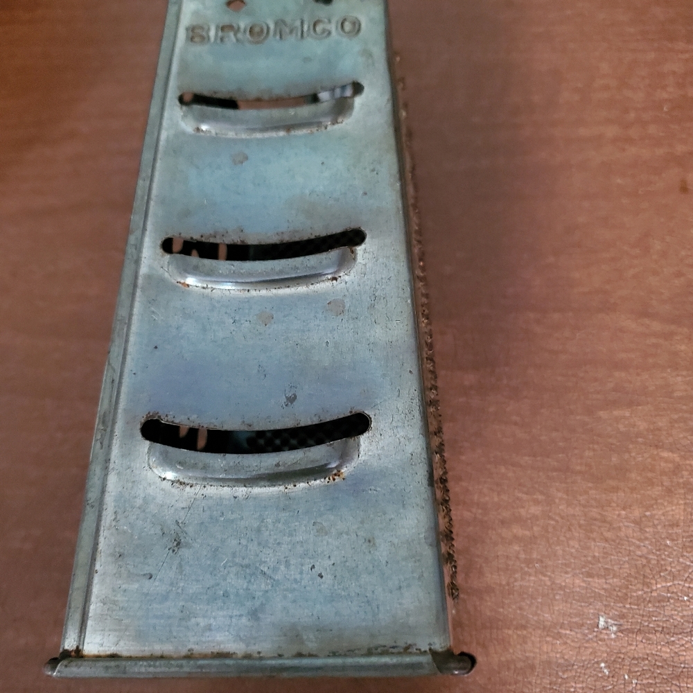 Vintage bromco 4 sided grater with handle - Picture 2 of 4